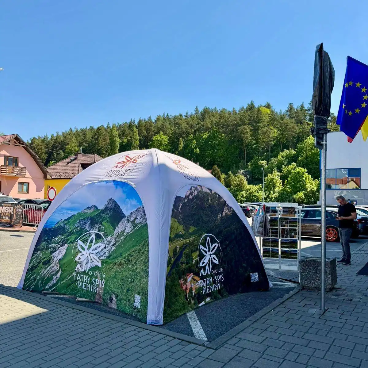 Namiot Igloo TATRY-SPIS-PIENINY na tle gór przed eventem